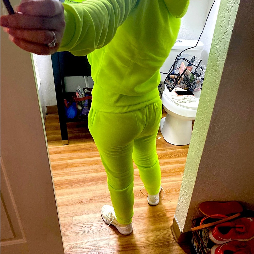 Very comfortable and bright Nike sweatsuit I’ve only worn once…